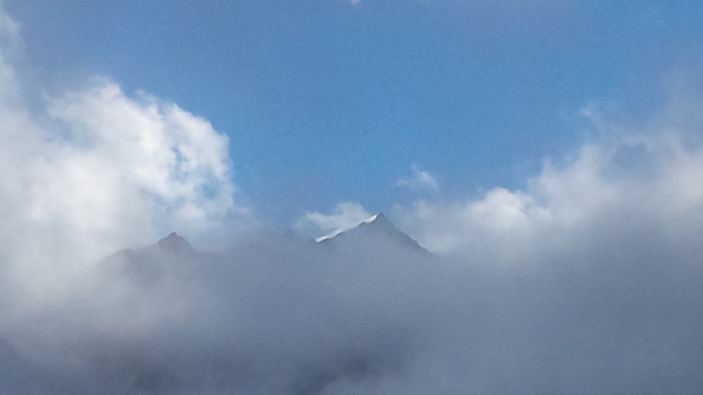 Blick hinauf zur Wildspitze die sich kurz hinter den Wolken zeigt