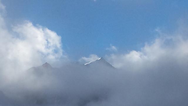 Blick hinauf zur Wildspitze die sich kurz hinter den Wolken zeigt