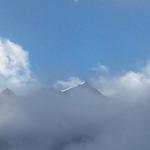 Blick hinauf zur Wildspitze die sich kurz hinter den Wolken zeigt
