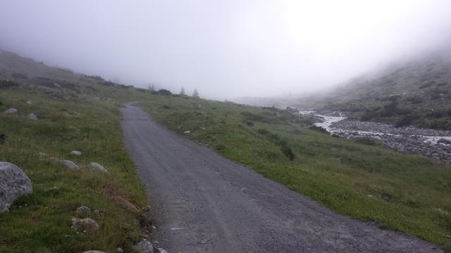 auf einem breiten ebenen Fahrweg laufen wir Richtung Gletscherstube