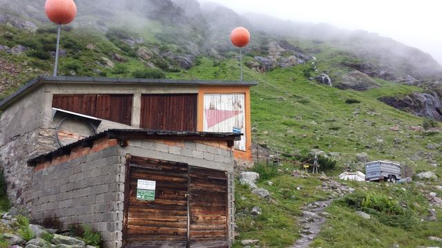 direkt neben dem Berggasthof befindet sich die Materialseilbahn der Braunschweigerhütte