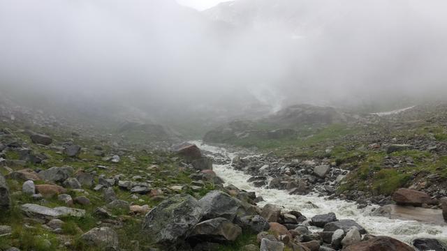 auf dem Wasserfallweg laufen wir links am Bach entlang...