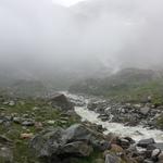 auf dem Wasserfallweg laufen wir links am Bach entlang...