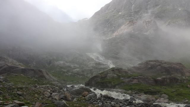 ... direkt auf den Wasserfall zu