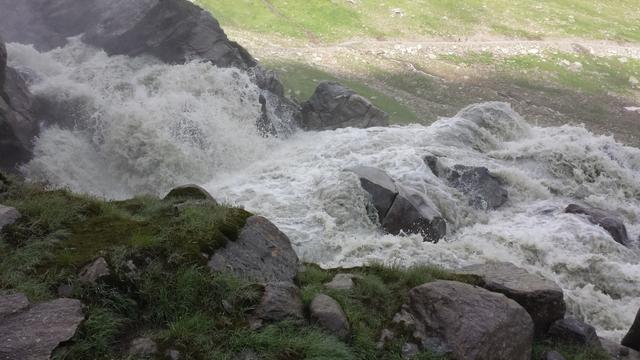 neben uns der reissende Gletscherbach. Der Lärm ist ohrenbetäubend