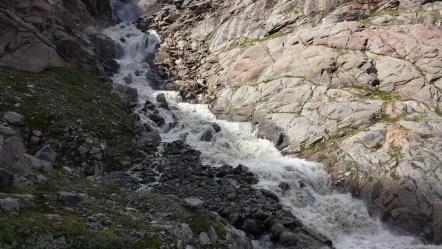 tief unter uns der tosende Gletscherbach