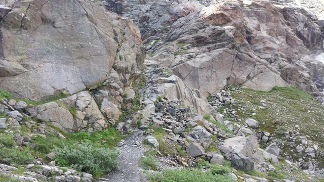 der Weg schlängelt sich durch diese Felslandschaft