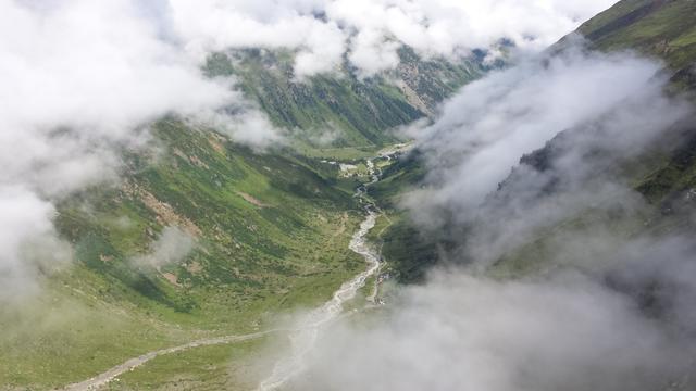 Tiefblick ins Pitztal und Mandarfen. Aufgenommen bei Punkt 2385 m.ü.M.