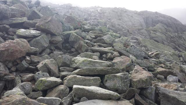 über grosse Blöcke teilweise als Treppe erstellt, wandern wir weiter aufwärts