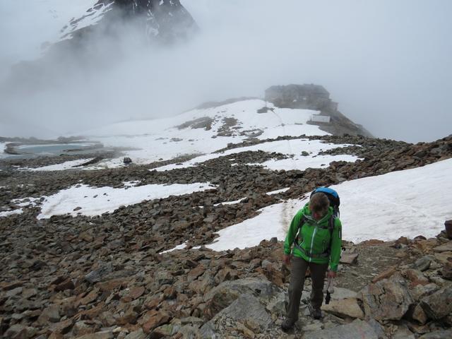 unter uns verschwindet die Braunschweigerhütte im Nebel