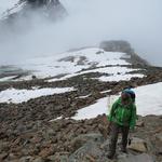 unter uns verschwindet die Braunschweigerhütte im Nebel