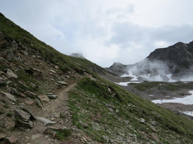 der Bergweg führt uns geradeaus leicht aufwärts, direkt Richtung Pitztaler Jöchl
