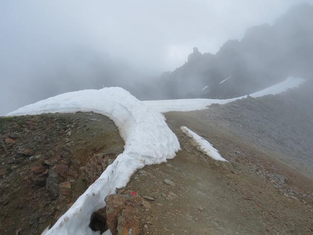 auf dem Sattel sind noch Schneewächten vorhanden. Halbrechts geht es nun weiter zum Pitztaler Jöchl