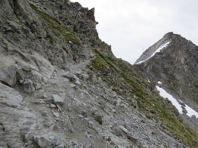 der E5 durchquert nun die steile Flanke und ist zum Teil mit Ketten gesichert