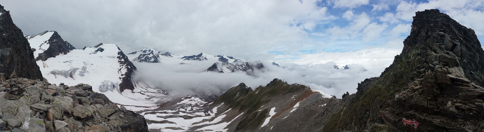 schönes Breitbildfoto mit Blick Richtung Wildspitze und Braunschweigerhütte