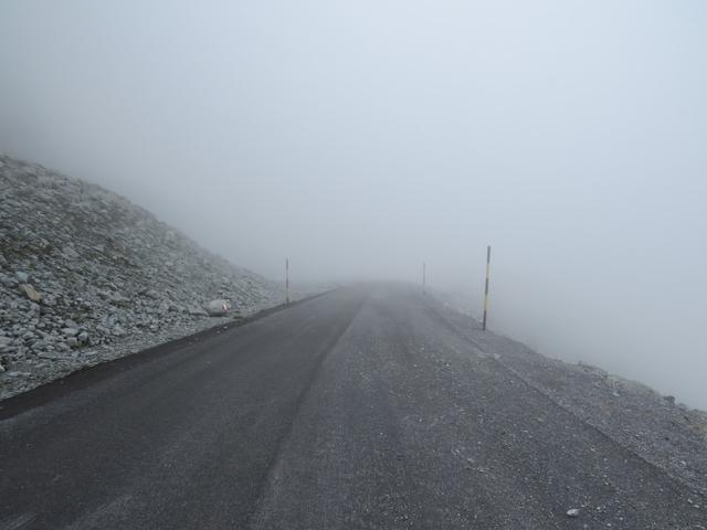 ... und erreichen danach den grossen geteerten Prakplatz 2810 m.ü.M.