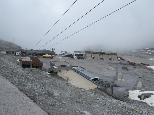 Blick auf die im Sommer  unschöne Anlage des Rettenbachgletscher 2684 m.ü.M.