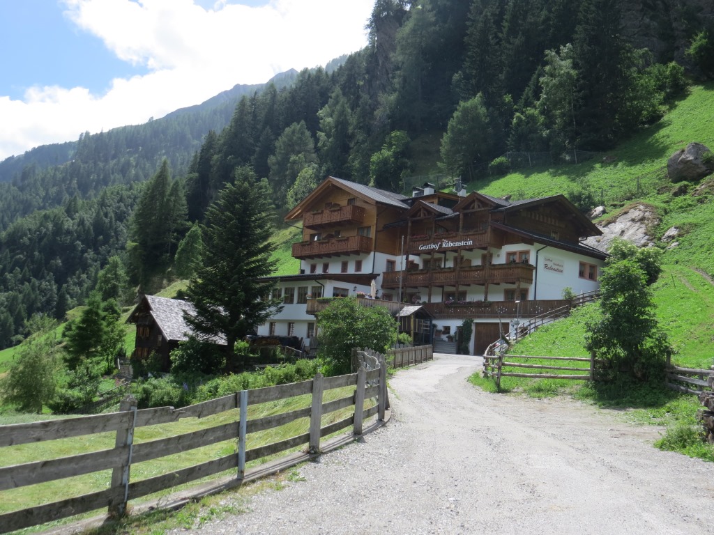 beim Hotel Rabenstein in Rabenstein legen wir eine Rast ein