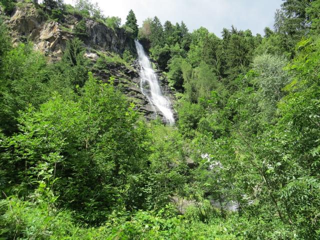 wir laufen an einem wunderschönen Wasserfall mit mehreren Kaskaden vorbei