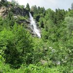 wir laufen an einem wunderschönen Wasserfall mit mehreren Kaskaden vorbei