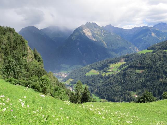 Blick hinunter ins Passeiertal und St.Leonhard. Morgen werden wir dort hindurchlaufen