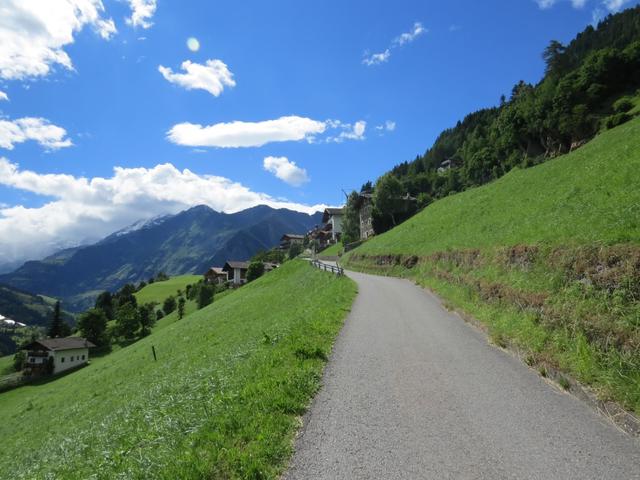 über eine Teerstrasse geht es nun aufwärts nach Stuls 1317 m.ü.M.