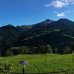 sehr schönes Breitbildfoto vom Hotel aufgenommen mit Blick ins Passeiertal