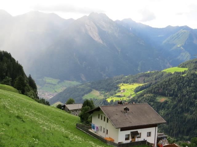 wir verlassen Stuls 1317 m.ü.M. und blicken hinunter nach St.Leonhard, unser erstes Tagesziel