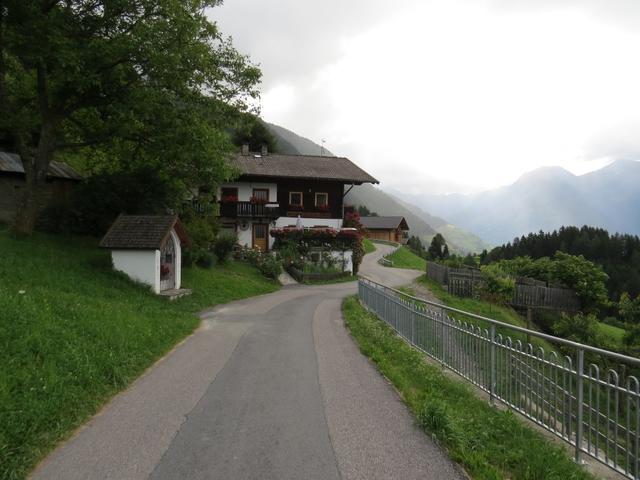 über eine Asphaltstrasse geht es nach Ausserstuls