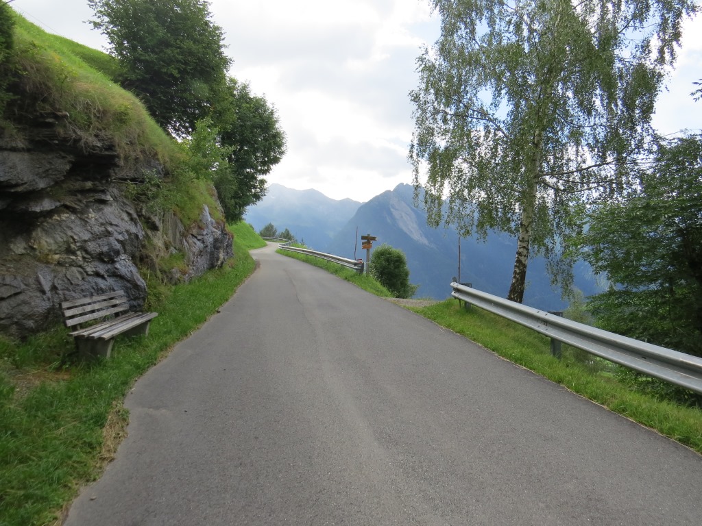 nach Ausserstuls verlässt der E5 endlich die Strasse und biegt rechts ab