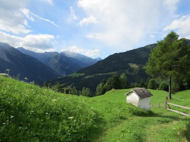 der Wanderweg führt uns an einem Bildstock vorbei