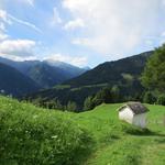 der Wanderweg führt uns an einem Bildstock vorbei