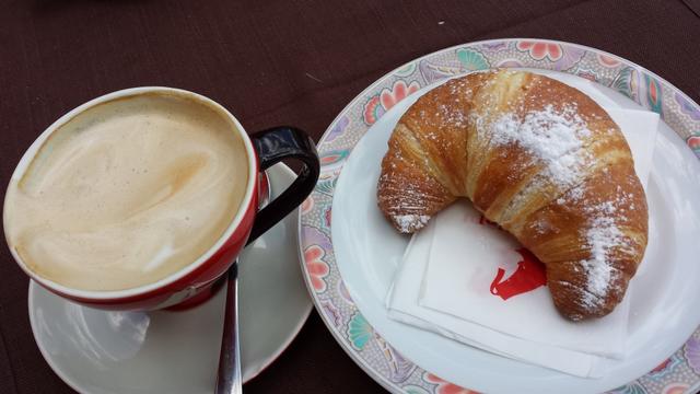 ... und geniessen einen Cappuccino und eine Brioche