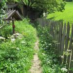 der Weg führt an einem schönen Holzkreuz vorbei