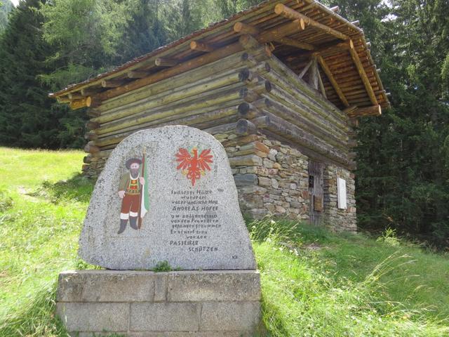 bei der Pfandler Alm besuchen wir die Andreas-Hofer Hütte mit Gedenkstein