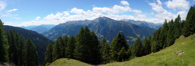 schönes Breitbildfoto mit Blick ins Passeiertal