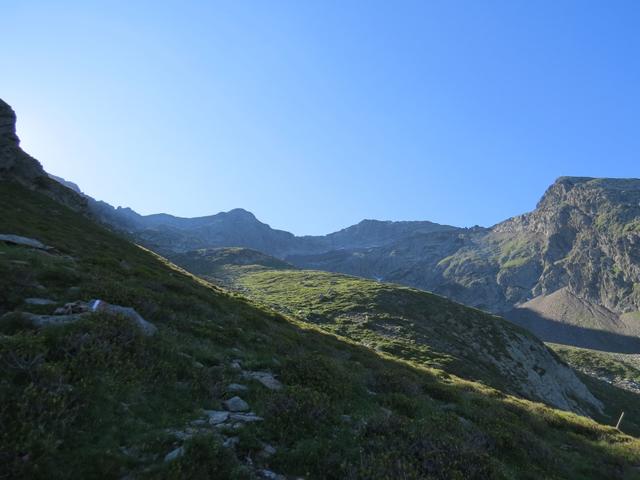 hinter der Tallner Alm Kaser beginnt der Aufstieg zum Hirzer