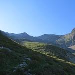 hinter der Tallner Alm Kaser beginnt der Aufstieg zum Hirzer