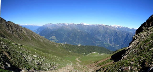 schönes Breitbildfoto mit Blick ins Passeiertal