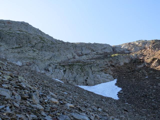 der Bergweg führt nun zu diesem Felsband