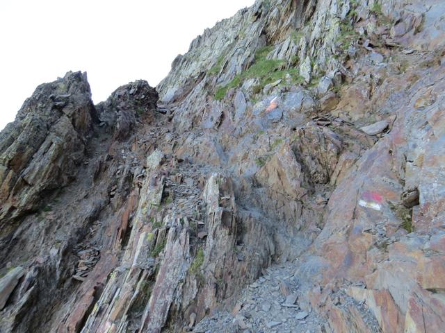 richtig ausgesetzt ist der Bergpfad nicht, aber die Steinplatten sind alle in Bewegung