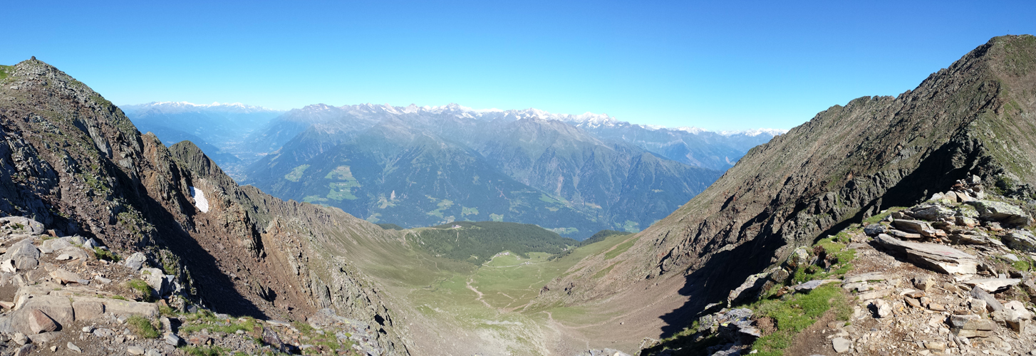 schönes Breitbildfoto mit Blick zur Texelgruppe, Ortlermassiv und Öztaleralpen