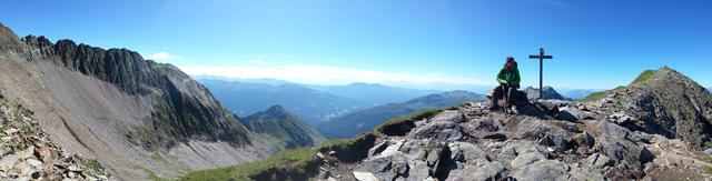 schönes Breitbildfoto mit Blick zur Brenta- Adamellogruppe und zu den Dolomiten