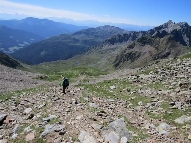 steil führt der Wanderweg abwärts