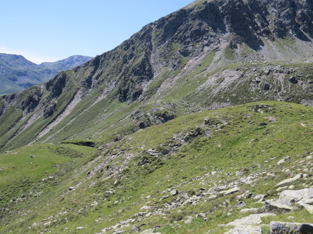 vor uns gut ersichtlich steigt der Weg wieder bergauf