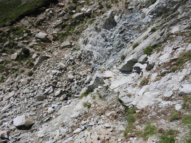 ... müssen trockene steile Bachbette überwunden werden. Die Kraft des Wasser ist unglaublich