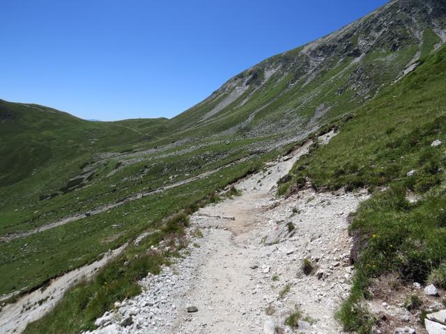 vor uns am Horizont taucht der Missensteiner Joch auf