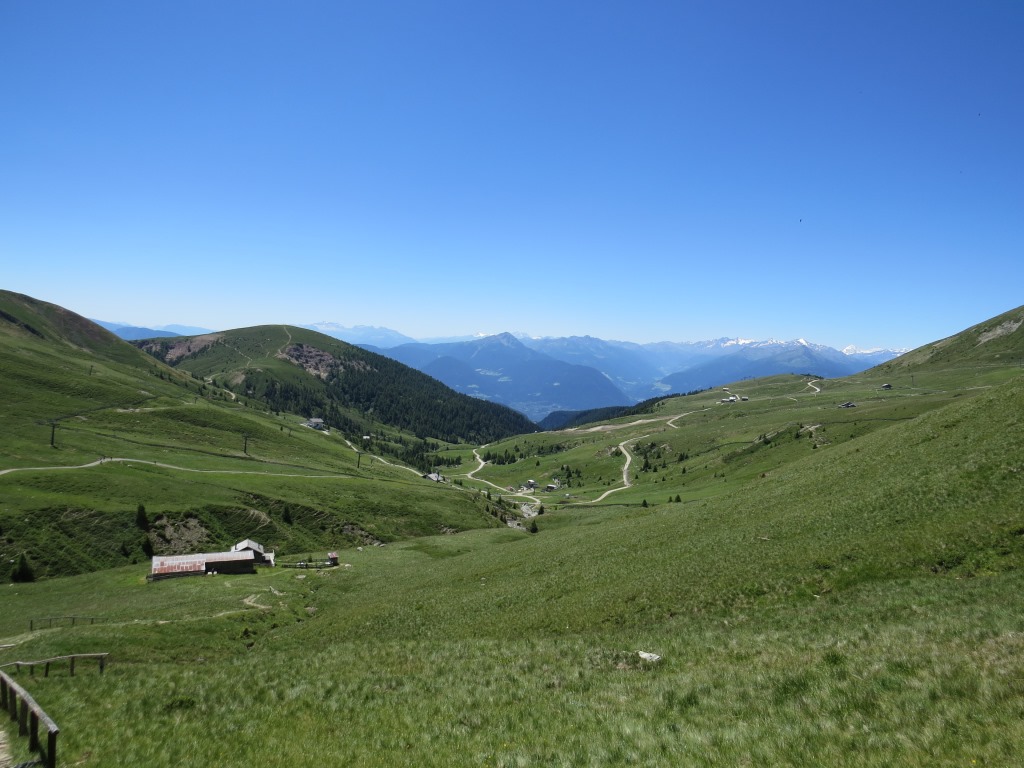 Blick vom Missensteiner Joch 2128 m.ü.M. hinunter nach Meran 2000 unser Tagesziel