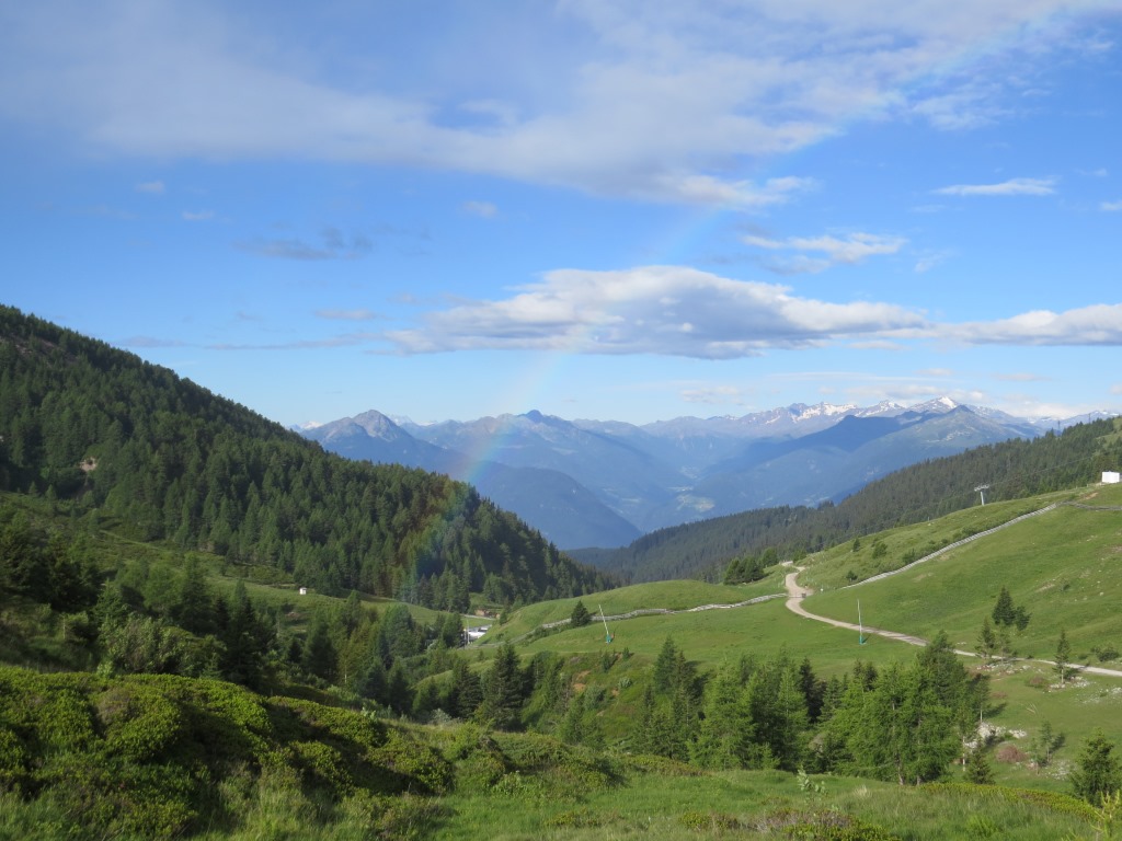 ... und laufen weiter nach Jenesien. Die meisten E5 Wanderer biegen hier nach Meran ab