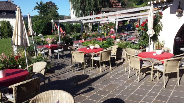 draussen auf der Terrasse geniessen wir noch ein Cappuccino und warten auf den Bus